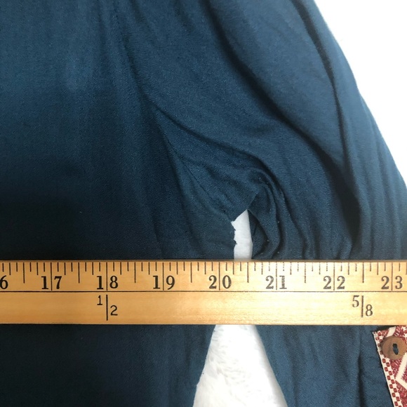 Gimmicks by BKE The Buckle Lace Up Top Women Size Large Navy Blue Long Sleeve - Picture 4 of 6